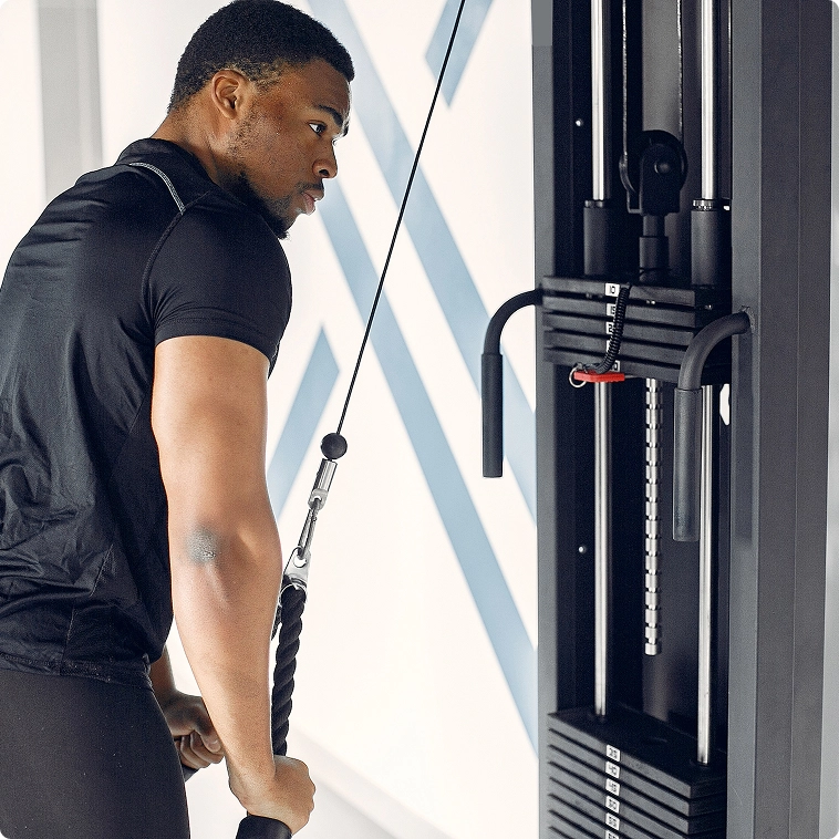 Homem treinando tríceps na cordinha